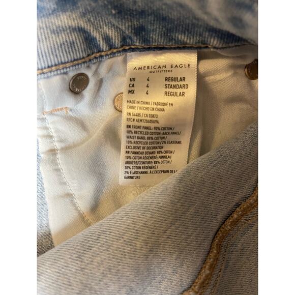 American Eagle Strigid Ripped Mom Jeans in Light Wash Size 4 - Picture 9 of 9